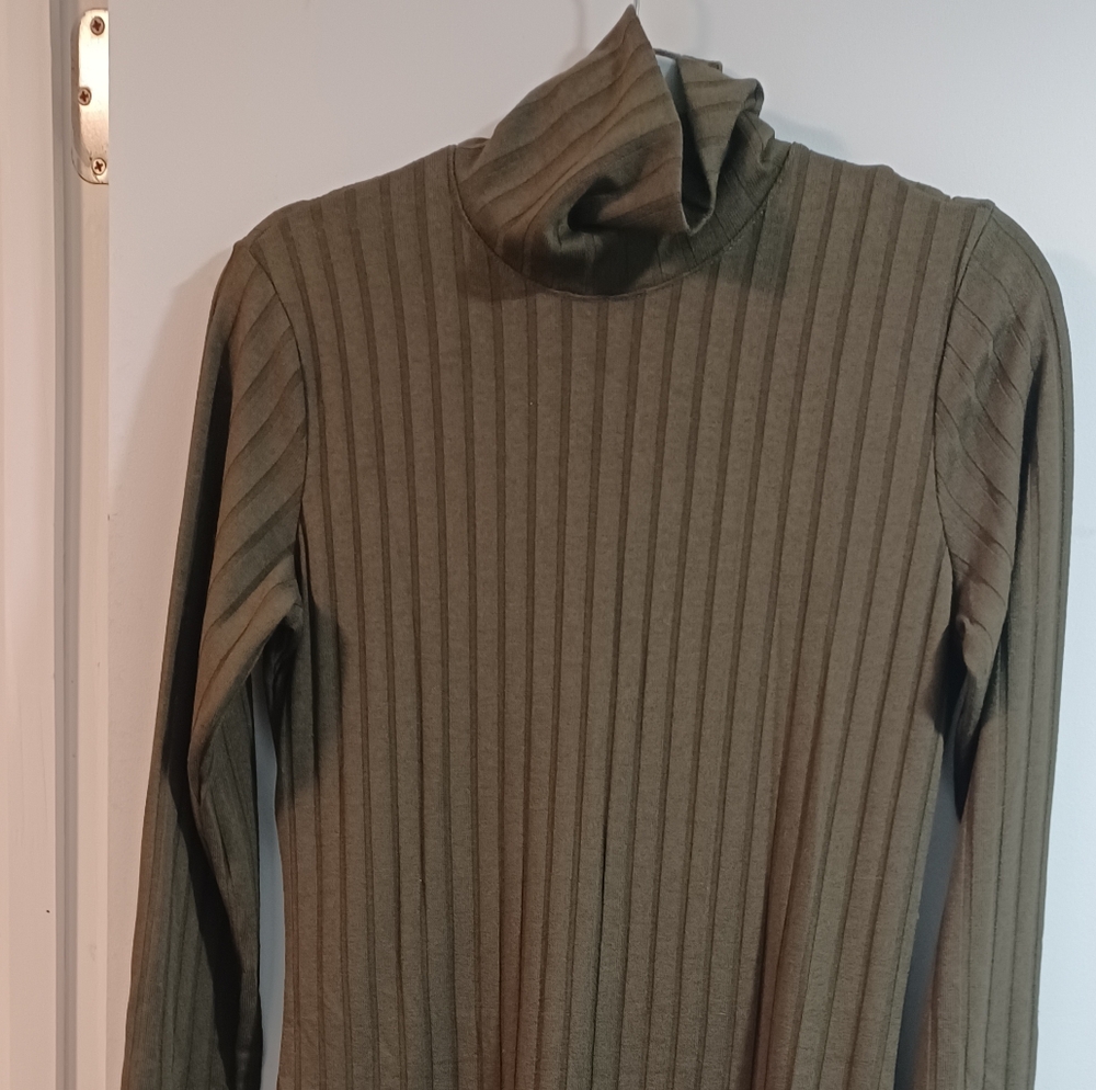 H&M Green Crewneck Sweater with Ribbed Texture Size (M)